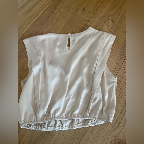 Silky cream coloured set - Picture 8 of 9